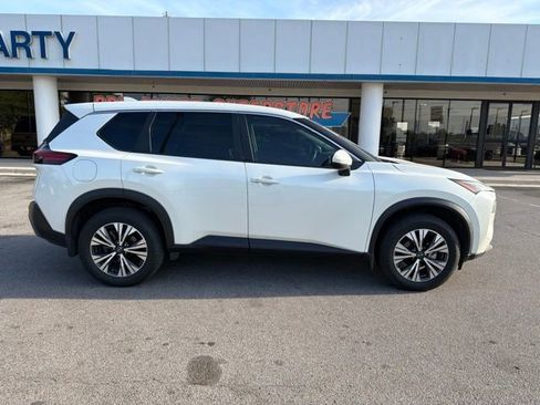 Used 2022 Nissan Rogue SV FWD image 3