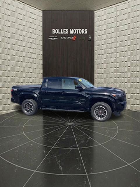 Used 2025 Toyota Tacoma TRD Sport w/ TRD Sport Upgrade Package AWD/4WD image 3