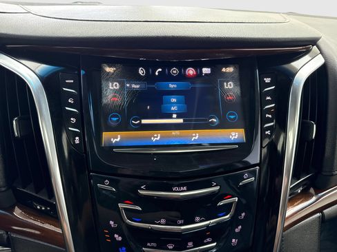 Used 2018 Cadillac Escalade Luxury AWD/4WD image 27