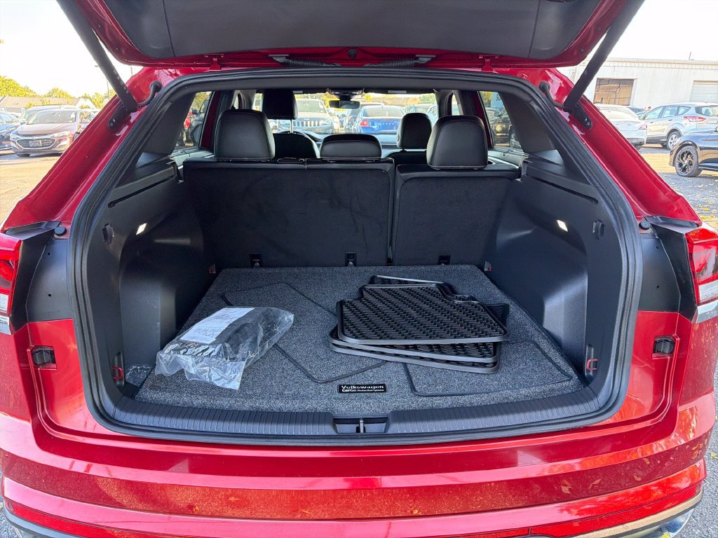 Used 2025 Volkswagen Atlas Cross Sport SE w/ Panoramic Sunroof Package FWD image 28