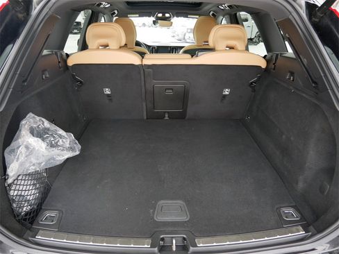 Used 2022 Volvo XC60 T8 Inscription w/ Advanced Package image 10