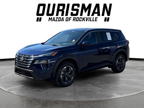 Used 2024 Nissan Rogue SV image 2