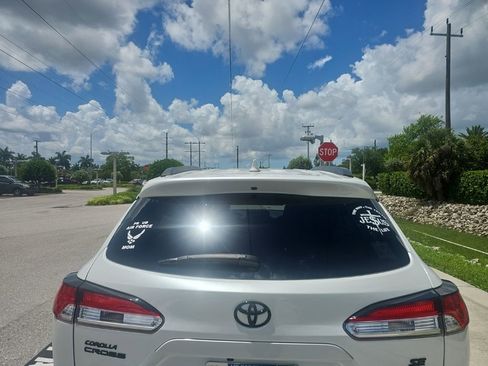 Used 2023 Toyota Corolla Cross AWD Hybrid w/ Moonroof Package image 7
