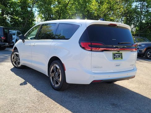 New 2027 Chrysler Pacifica Limited w/ Family Tech Group AWD/4WD image 15