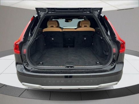 Used 2021 Volvo V90 T6 Cross Country image 4