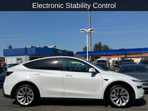 Used 2026 Tesla Model Y AWD image 9