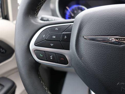 Used 2024 Chrysler Pacifica Touring-L FWD image 18