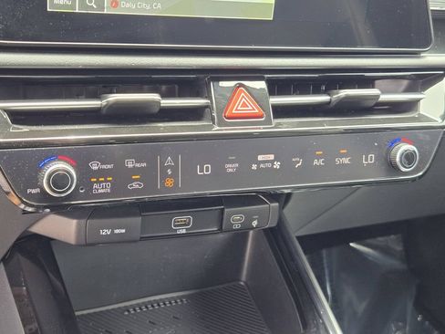 Used 2025 Kia Niro EX FWD image 19