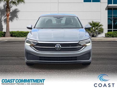 Used 2023 Volkswagen Jetta SE FWD image 2