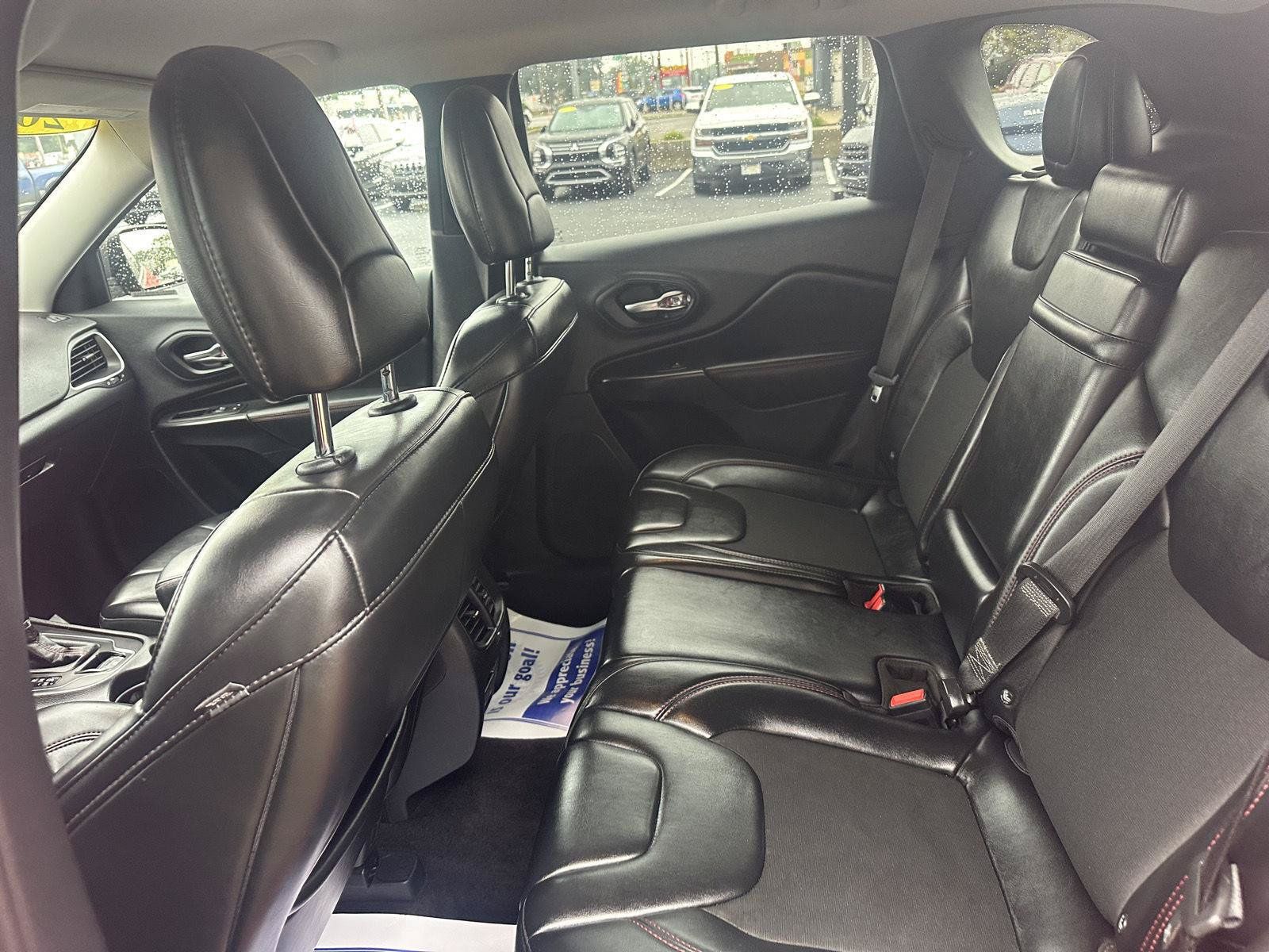 Used 2019 Jeep Cherokee Trailhawk AWD/4WD image 28