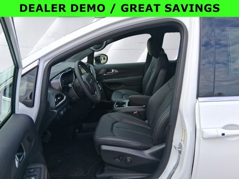 New 2026 Chrysler Pacifica Select image 10