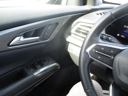 Used 2025 Chevrolet Traverse LT image 20