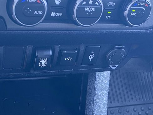 Used 2022 Toyota Tacoma TRD Off-Road image 30