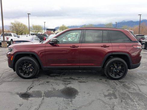 Used 2025 Jeep Grand Cherokee Altitude AWD/4WD image 9