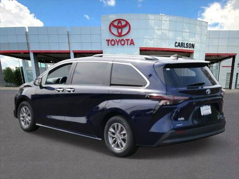Certified 2025 Toyota Sienna XLE FWD image 4