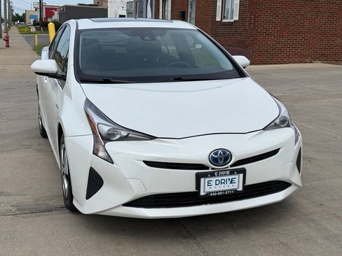 Used 2017 Toyota Prius Three w/ Advanced Technology Package FWD image 3
