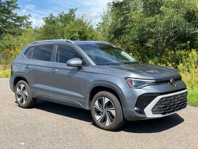 Used 2025 Volkswagen Taos SE w/ Panoramic Sunroof Package