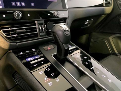 Certified 2022 Porsche Macan S image 17