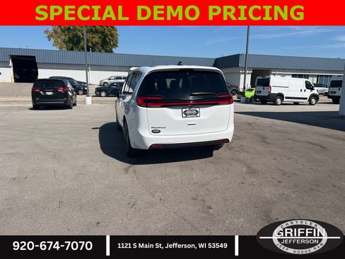New 2026 Chrysler Pacifica Select image 16