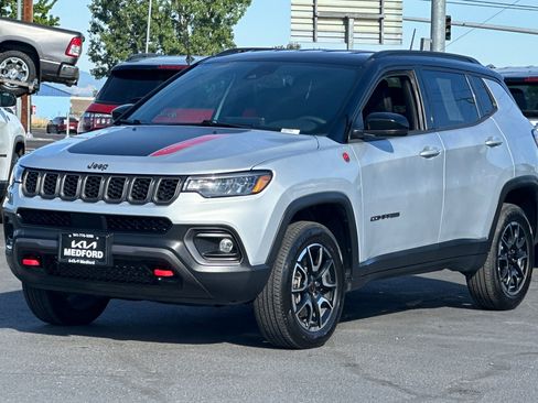 Used 2025 Jeep Compass Trailhawk AWD/4WD image 9