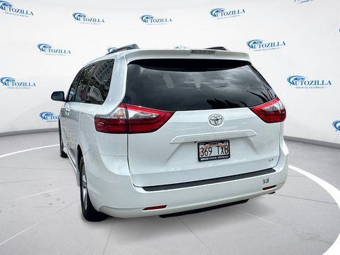Used 2020 Toyota Sienna LE FWD image 3
