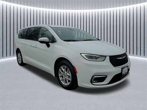 Used 2023 Chrysler Pacifica Touring-L image 2
