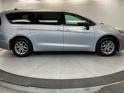 Used 2024 Chrysler Pacifica Touring-L FWD image 6