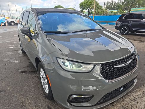 Used 2023 Chrysler Pacifica Touring-L FWD image 4