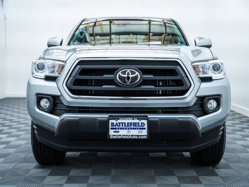 Certified 2022 Toyota Tacoma SR5 AWD/4WD image 2