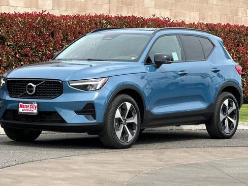 Used 2024 Volvo XC40 B5 Core image 8