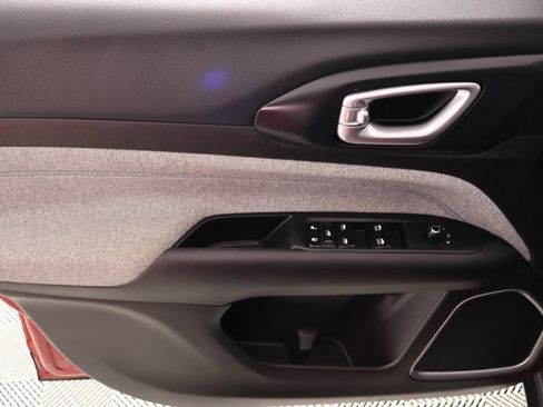 Used 2024 Jeep Compass Latitude image 14