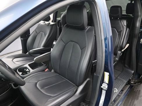 Used 2025 Chrysler Pacifica Select image 11