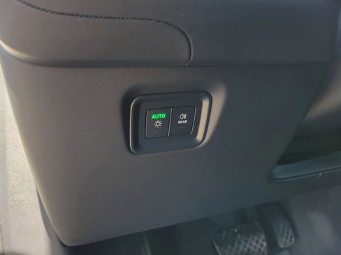 Used 2025 Porsche Cayenne image 24