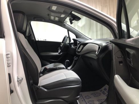 Used 2022 Chevrolet Trax LT w/ LT Convenience Package image 12