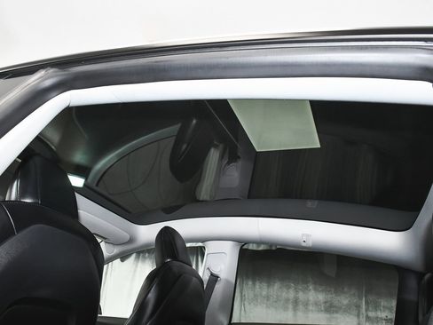 Used 2022 Tesla Model Y Long Range image 47