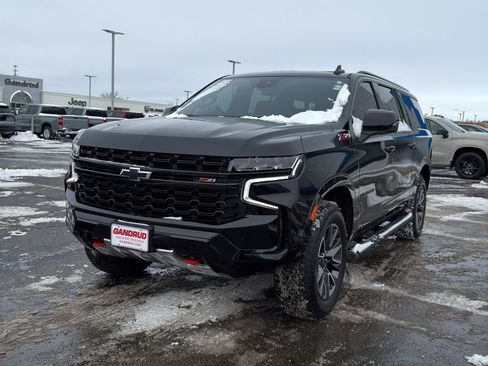 Certified 2023 Chevrolet Suburban Z71 w/ Luxury Package image 2