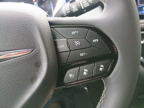 Used 2024 Chrysler Pacifica Touring FWD image 27
