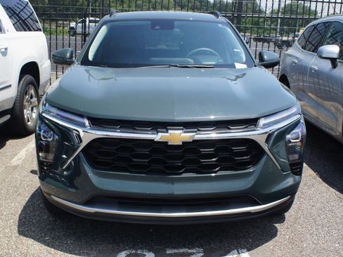 Used 2025 Chevrolet Trax LT FWD image 2