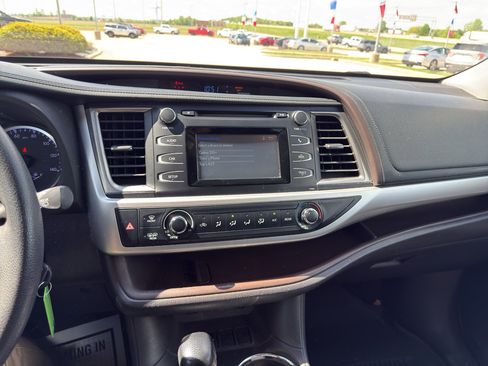 Used 2019 Toyota Highlander LE FWD image 16