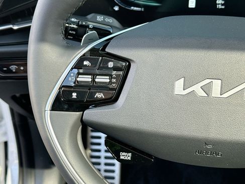 Used 2025 Kia Niro SX Touring image 19