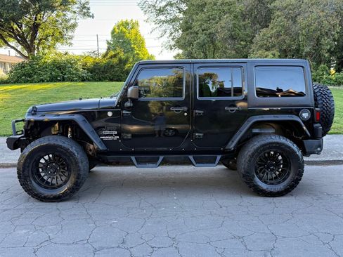 Used 2015 Jeep Wrangler Unlimited Sport AWD/4WD image 2