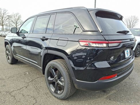 New 2025 Jeep Grand Cherokee Altitude image 4