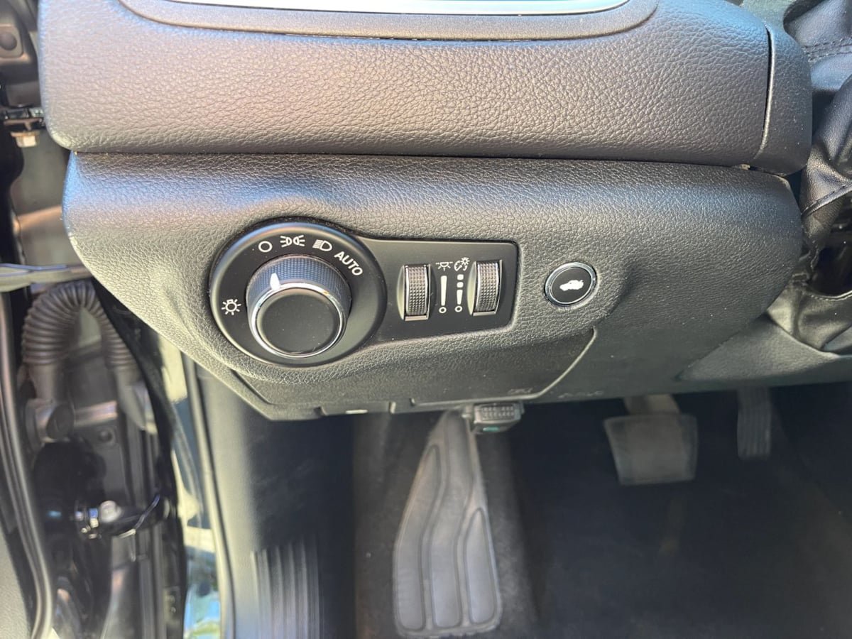 Used 2015 Chrysler 200 Limited FWD image 20