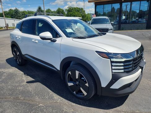 New 2025 Nissan Kicks SR image 2