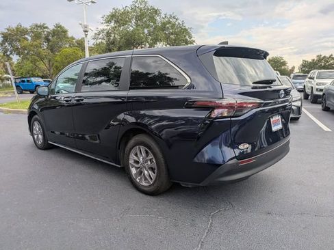 Used 2025 Toyota Sienna XLE FWD image 6