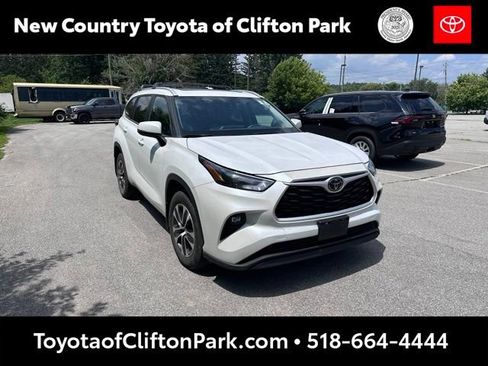 Used 2023 Toyota Highlander XLE AWD/4WD image 1