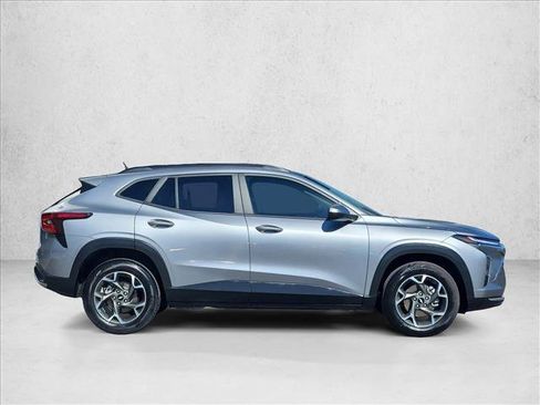 Used 2025 Chevrolet Trax LT FWD image 9