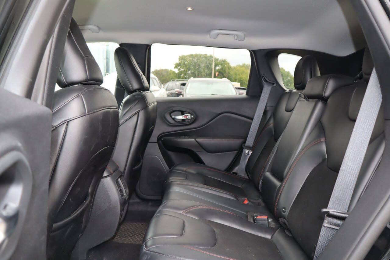 Used 2019 Jeep Cherokee Trailhawk w/ Cold Weather Group AWD/4WD image 6