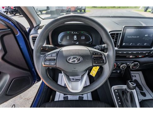 Used 2024 Hyundai Venue SE image 11