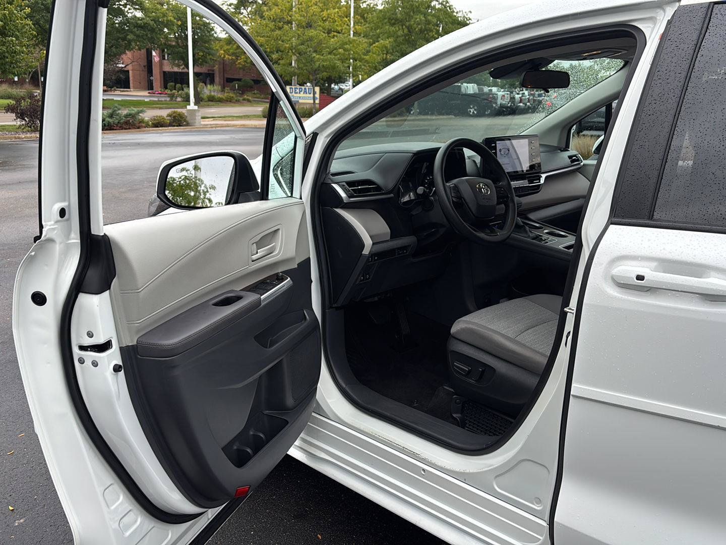 Used 2024 Toyota Sienna LE AWD/4WD image 2